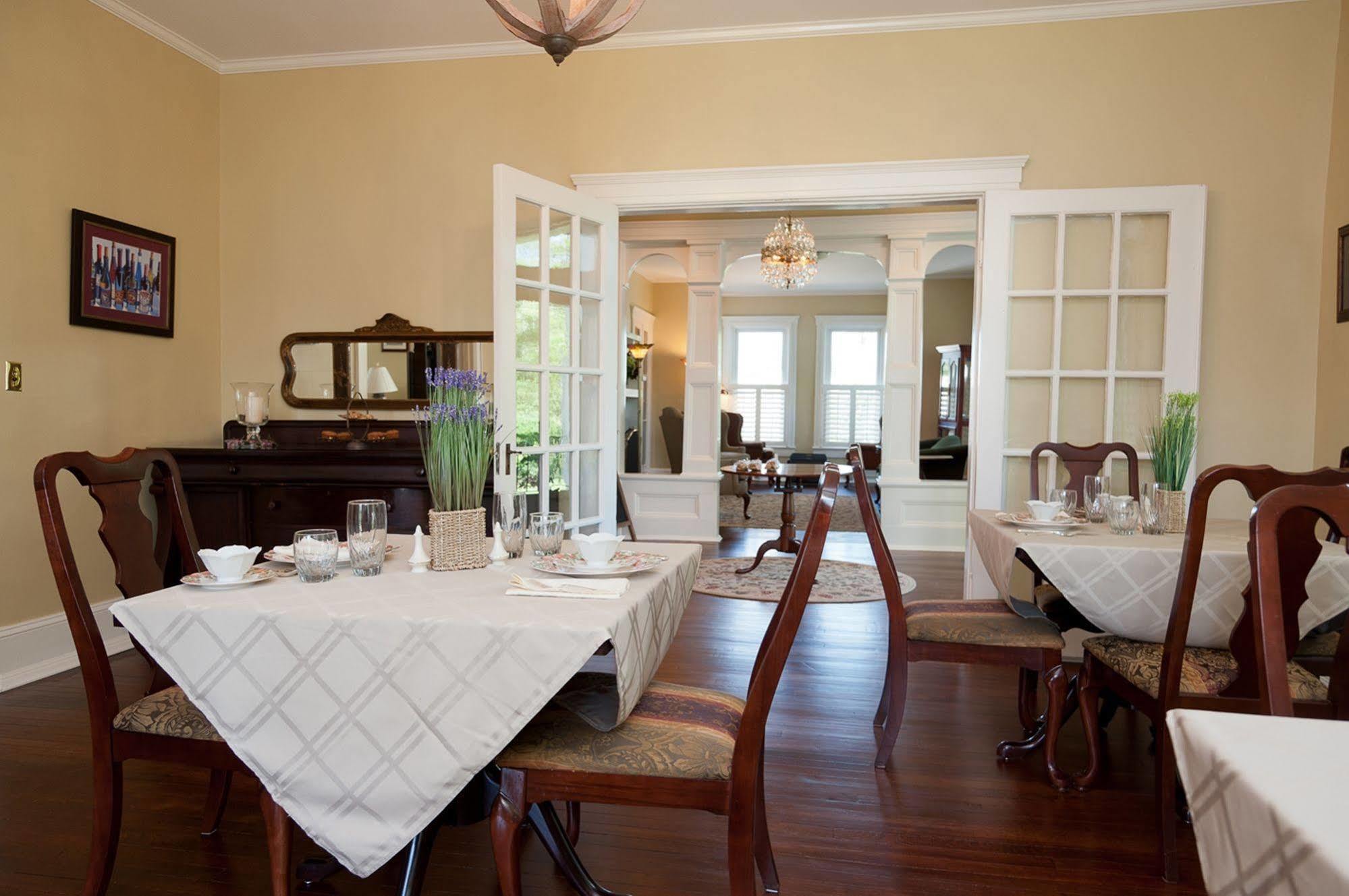 Steeles Tavern Manor Bed & Breakfast Raphine エクステリア 写真